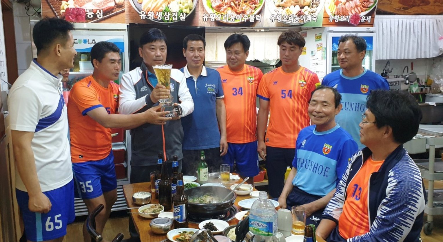 장창엽 대표(왼쪽에서 세 번째)가 푸른회축구회에서 회원들과 회식하고 있는 모습. 장창엽 대표 제공