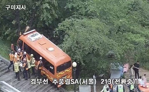 21일 오후 4시 50분쯤 경북 김천시 봉산면 경부고속도로 추풍령휴게소에서 소방 버스가 나무를 들이받는 사고가 발생해 구조대원들이 부상자들을 옮기고 있다. 경북소방본부 제공