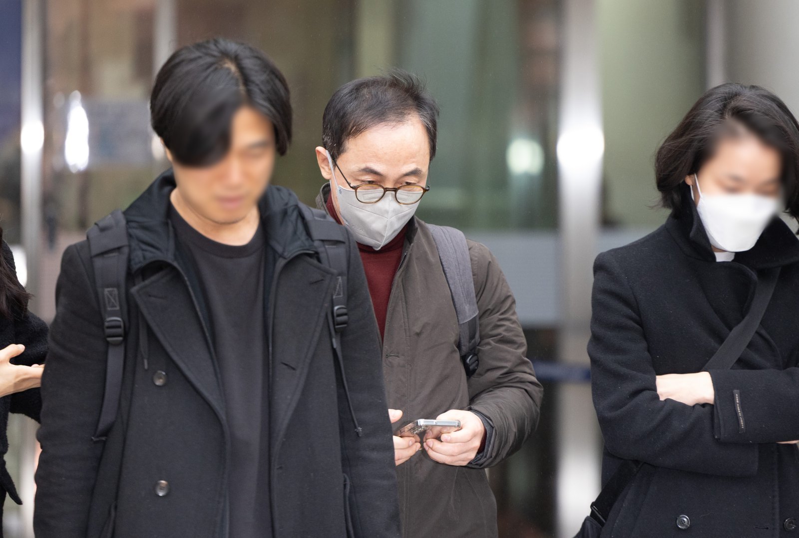 김오진 전 국토교통부 1차관이 16일 오후 서울 서초구 서울중앙지방법원에서 열린 구속 전 피의자 심문(영장실질심사)를 마친 뒤 법정을 나서고 있다.   윤석열 전 대통령 정부 당시 대통령실 이전 TF 1분과 소속이었던 김 전 차관은 윤 전 대통령 부부의 한남동 관저 이전 과정에서 자격 없는 신생 소규모 업체 또는 김건희 여사의 전시 기획사인 코바나컨텐츠 전시회에 후원금을 냈던 업체들이 공사를 수주하게 해준 특혜 의혹을 받고 있다. 2025.12.16. [서울=뉴시스]