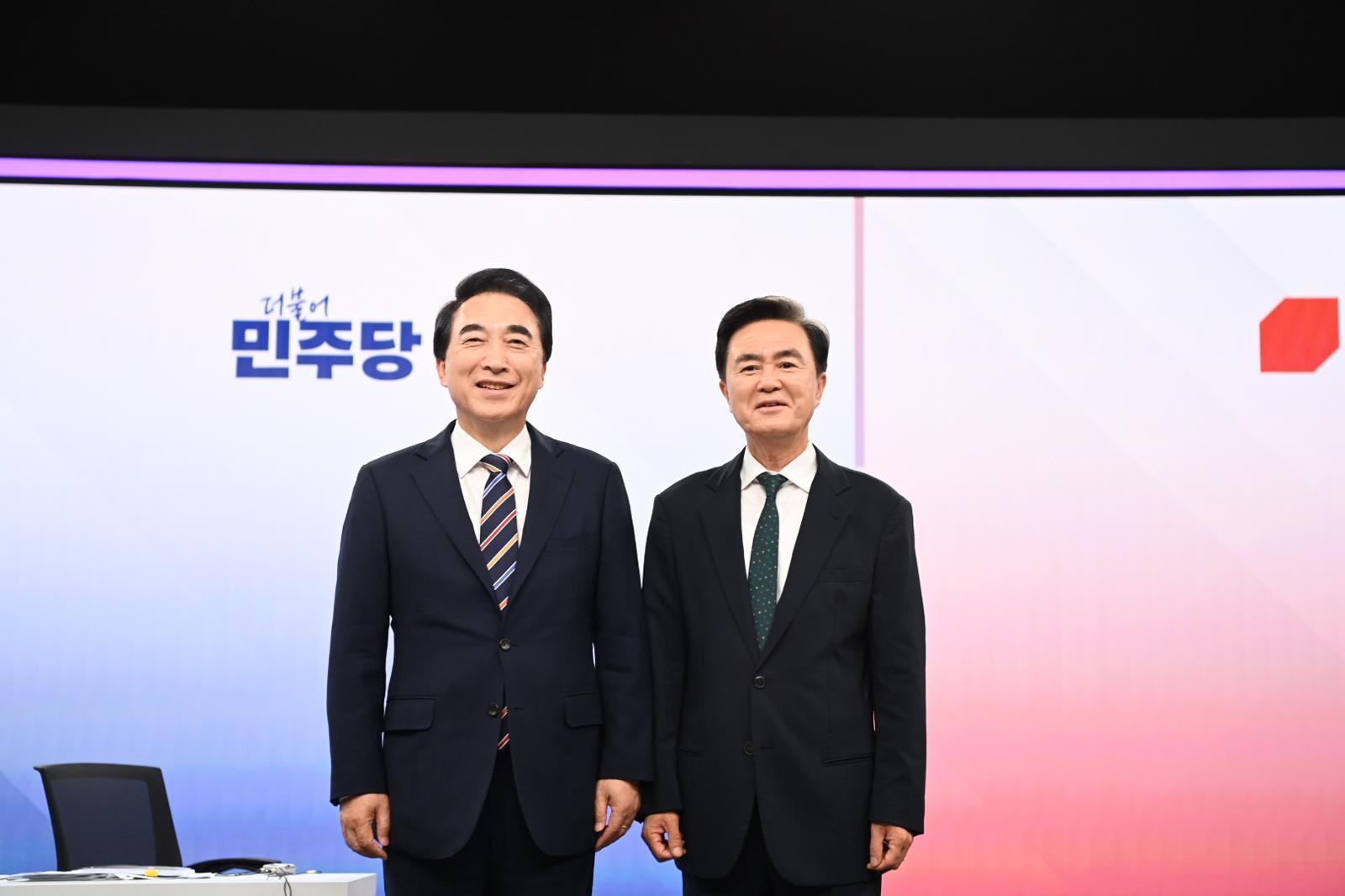 박수현 후보(왼쪽)와 김태흠 후보가 토론에 앞서 기념촬영을 하고 있다.(독자 제공)/뉴스1