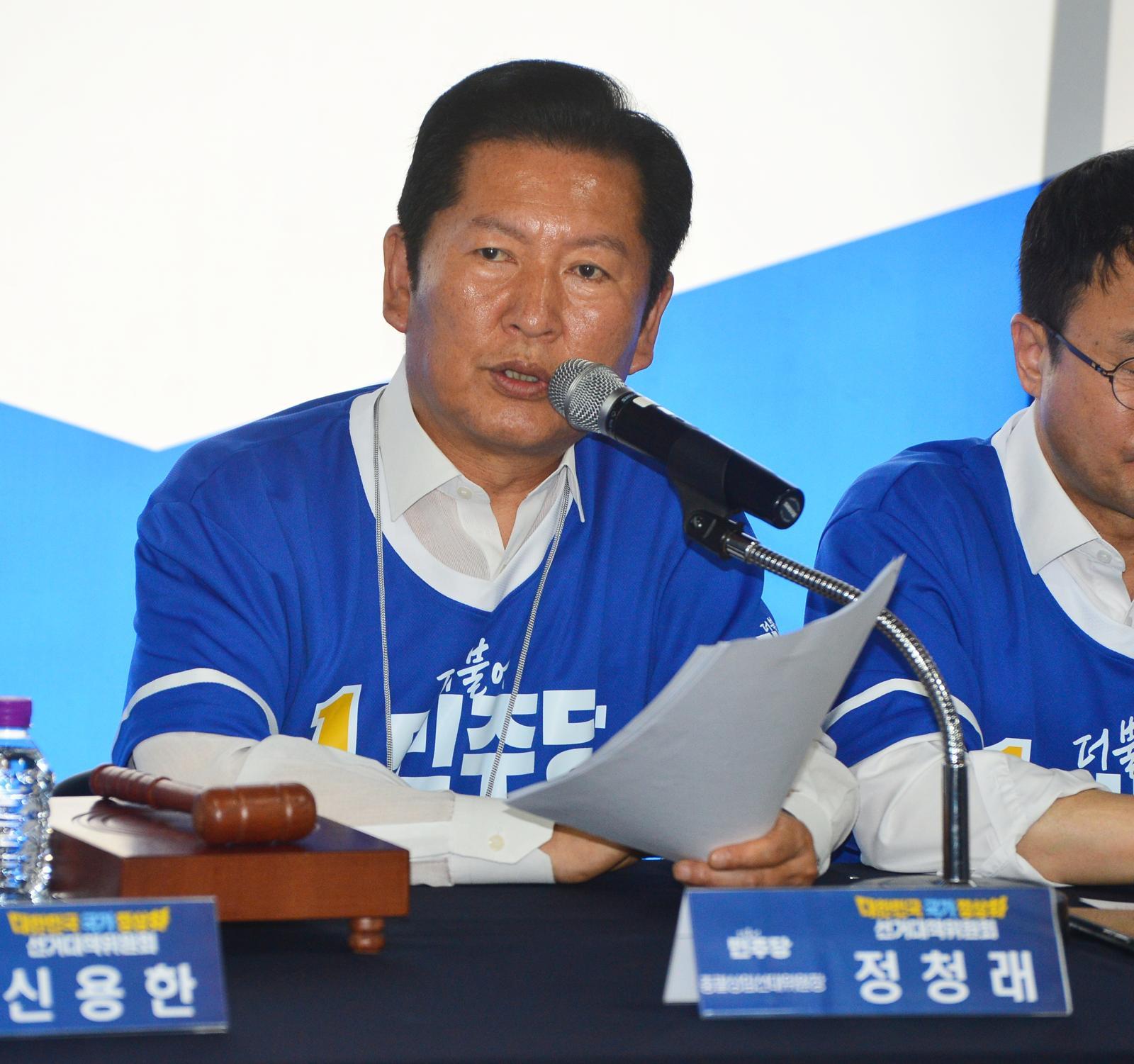정청래 더불어민주당 대표가 22일 이장섭 충북 청주시장 후보 선거사무소에서 열린 현장 중앙선거대책위원회의에서 발언하고 있다. 뉴시스