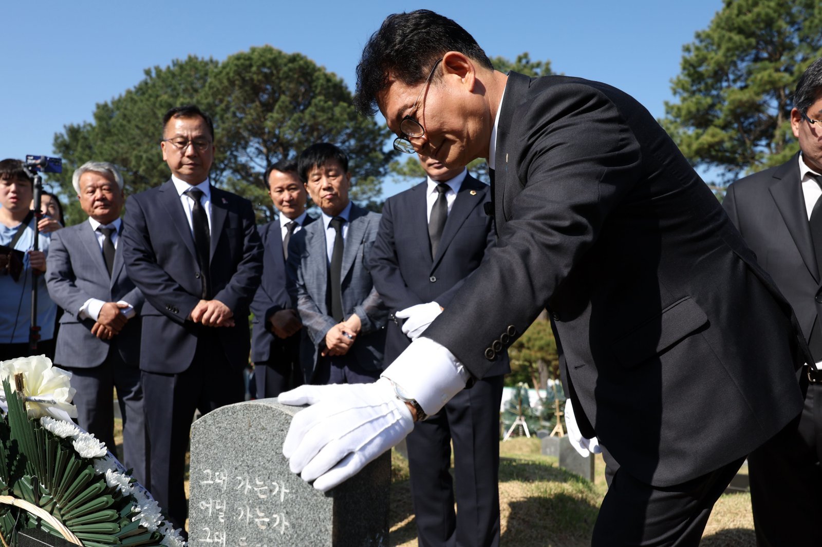 송영길 더불어민주당 인천 연수갑 국회의원 보궐선거 후보가 18일 오전 광주 북구 망월동에 위치한 민족민주열사묘역(구묘역)에서 이한열 열사 묘역을 둘러보고 있다.   광주=뉴스1