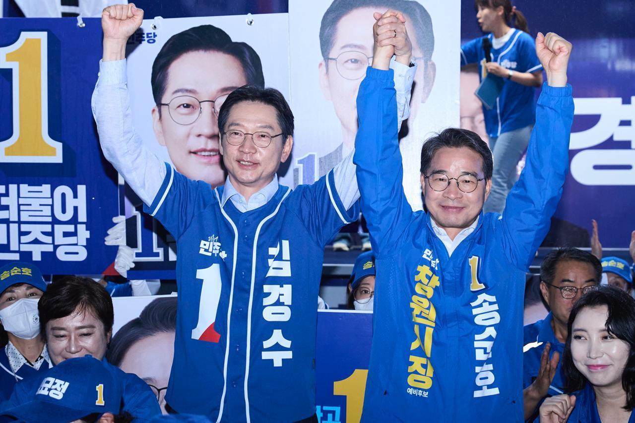 김경수 더불어민주당 경남지사 후보(왼쪽)와 같은 당 송순호 창원시장 후보가 21일 오후 창원시 상남분수광장에서 열린 출정식에서 선거 승리를 다짐하고 있다. 김경수 후보측 제공.