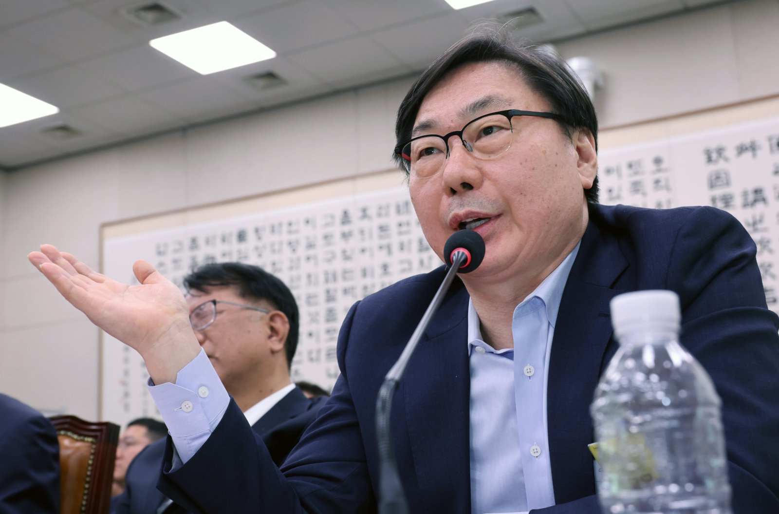 쌍방울 대북 송금 사건으로 유죄를 선고받아 수감 중인 이화영 전 경기도 평화부지사가 지난달 14일 서울 여의도 국회 ‘윤석열정권정치검찰조작기소의혹사건진상규명국정조사특별위원회’에서 열린 청문회에 증인으로 출석해 발언을 하고 있다. 뉴시스
