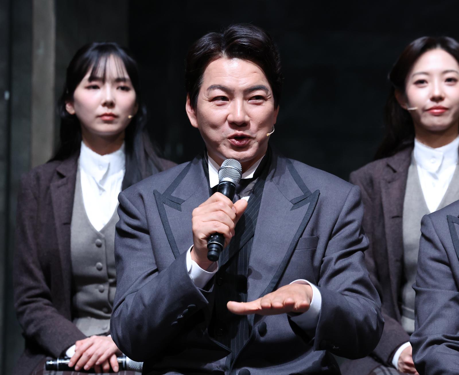 배우 송일국이 8일 오후 서울 종로구 NOL 유니플렉스에서 열린 뮤지컬 ‘헤이그’ 프레스콜에서 기자들의 질문에 답하고 있다. 2026.04.08. [서울=뉴시스]