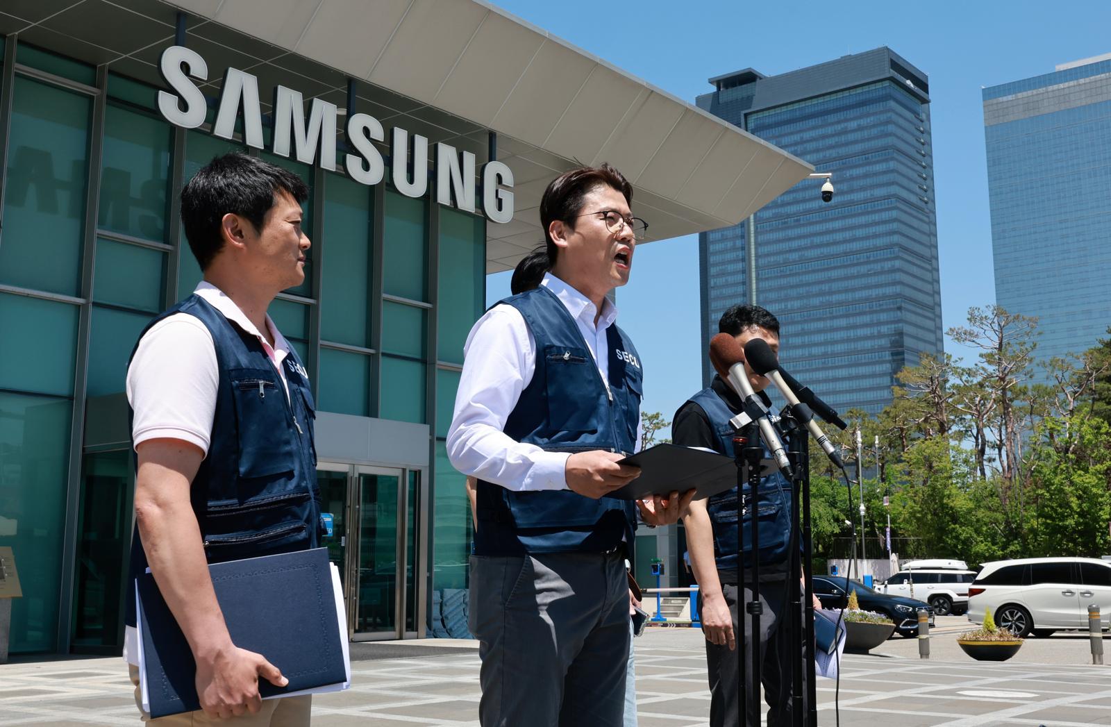 삼성전자 노사 임금협상 잠정합의안 찬반 투표가 시작되는 22일 수원 삼성전자 정문 앞에서 열린 임금교섭 장점협의안 관련 입장발표 기자회견에서 구정한 삼성전자 동행노조 사무국장이 성명서를 발표하고 있다. 2026.5.22/뉴스1