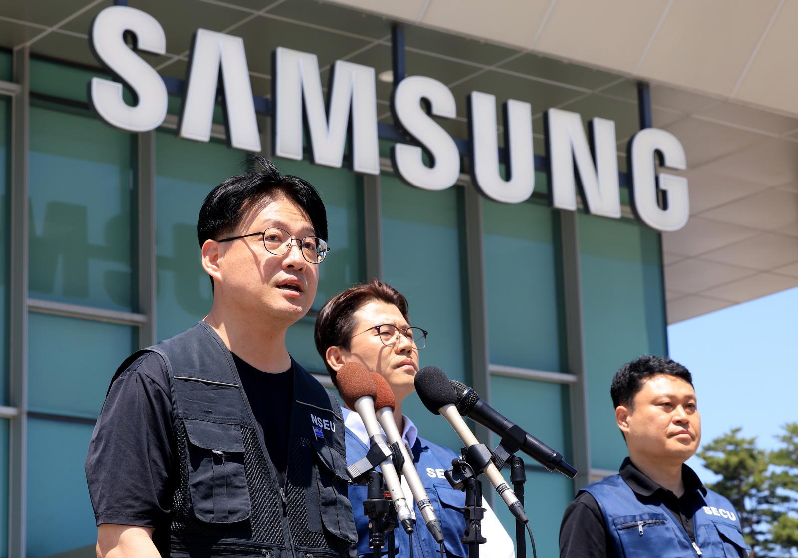 삼성전자 노사 임금협상 잠정합의안 찬반 투표가 시작되는 22일 수원 삼성전자 정문 앞에서 열린 임금교섭 장점협의안 관련 입장발표 기자회견에서 이호석 전국삼성전자 노동조합 수원지부장이 발언하고 있다. 2026.5.22/뉴스1