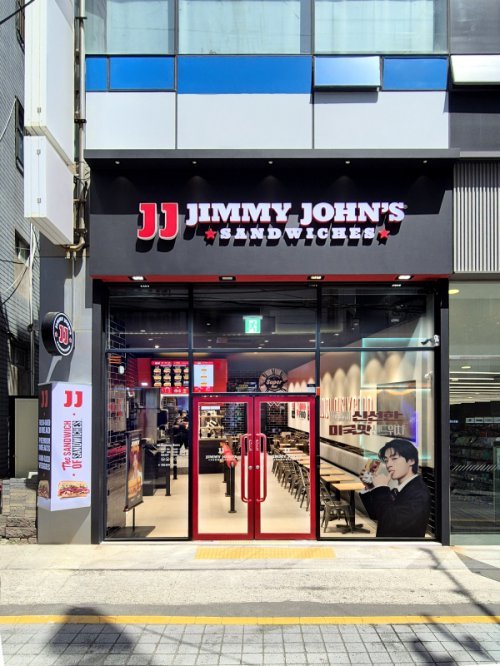 미국 정통 샌드위치 브랜드 지미존스(Jimmy John‘s)가 부산대학교 젊음의 거리에 부산대점을 오픈했다. 사진제공=지미존스