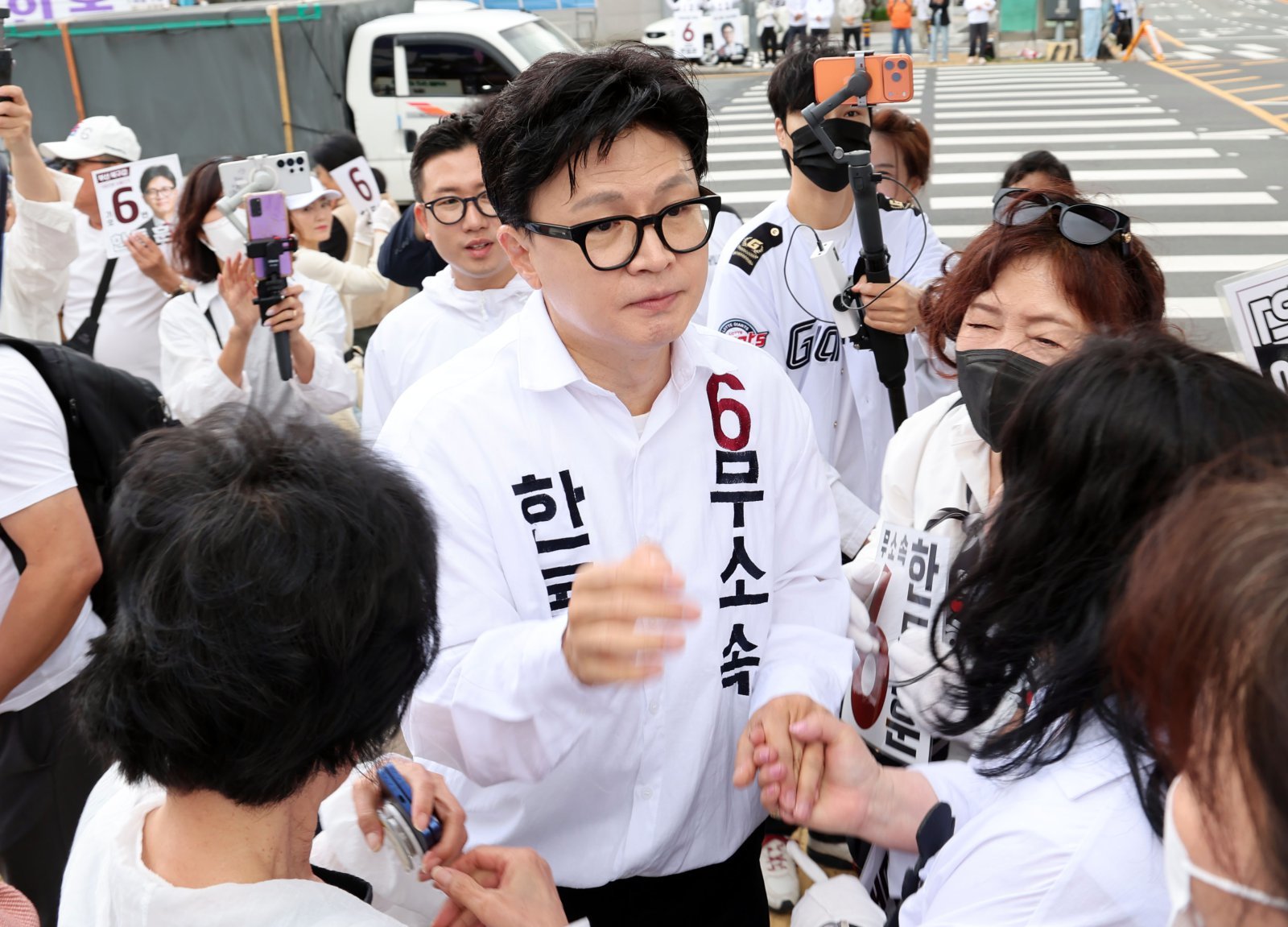 한동훈 부산 북구갑 국회의원 보궐선거 무소속 후보가 22일 오전 부산 북구 구남교차로에서 시민들과 인사하며 지지를 호소하고 있다. 2026.05.22 [부산=뉴시스]