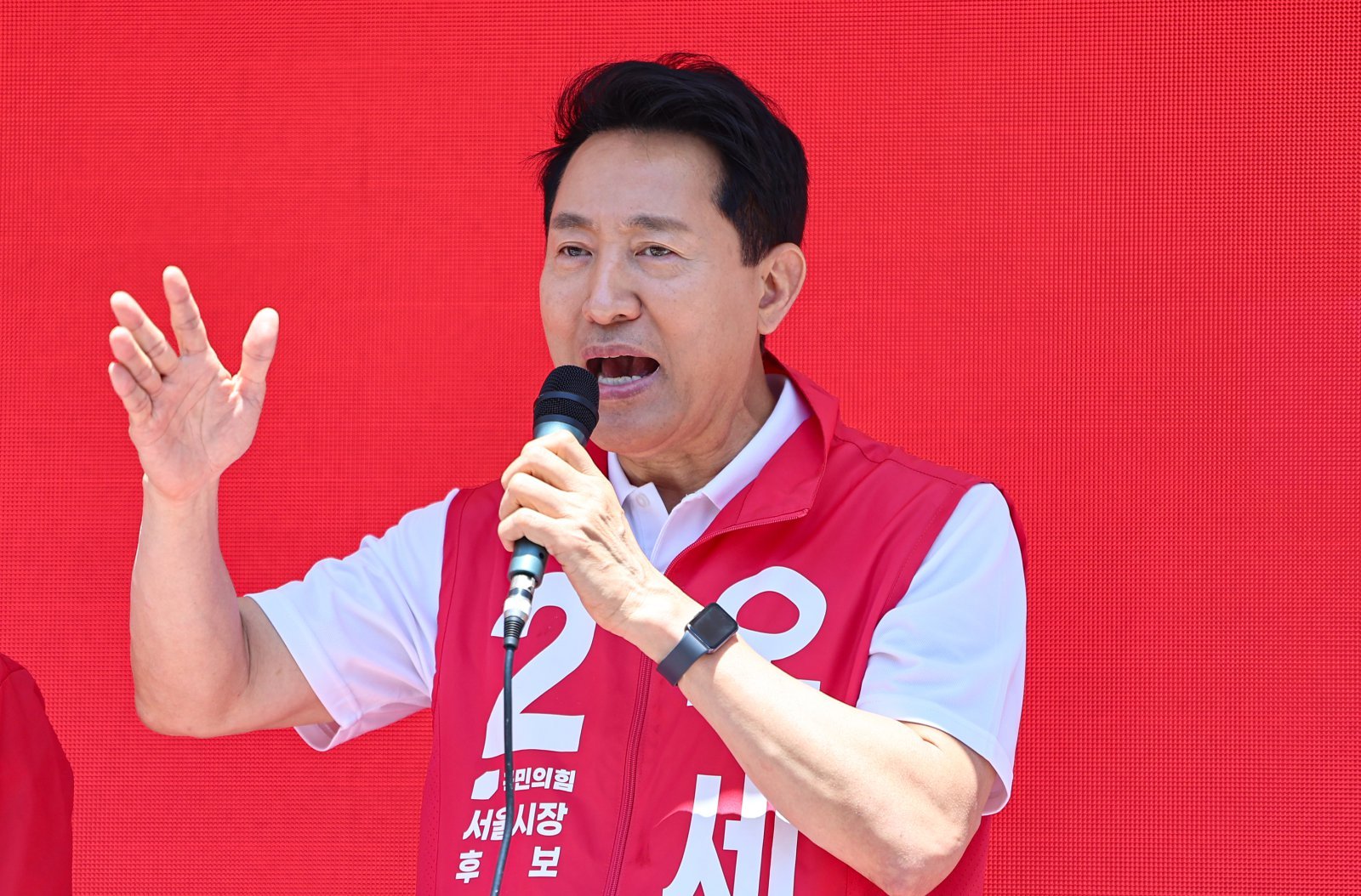 오세훈 국민의힘 서울시장 후보가 22일 서울 성동구 성원중학교 사거리 인근에서 지지를 호소하고 있다. 2026.5.22 뉴스1