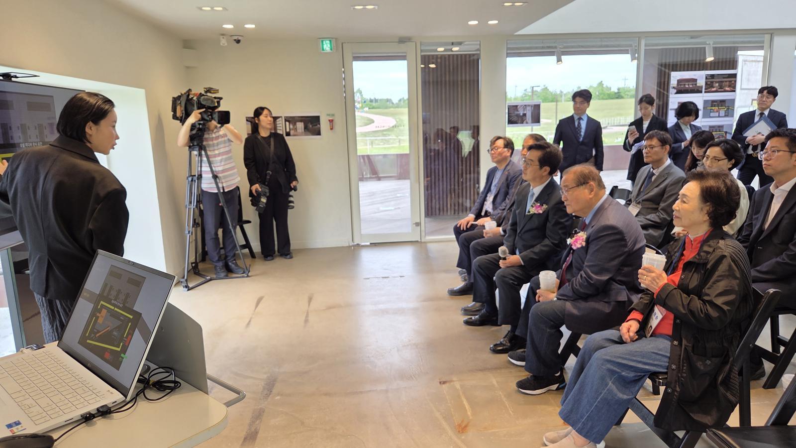 김동연 경기도지사가 21일 파주 임진각 평화누리에 조성 중인 안중근평화센터를 찾아 공간조성 계획을 브리핑받고 있다. 경기관광공사 제공