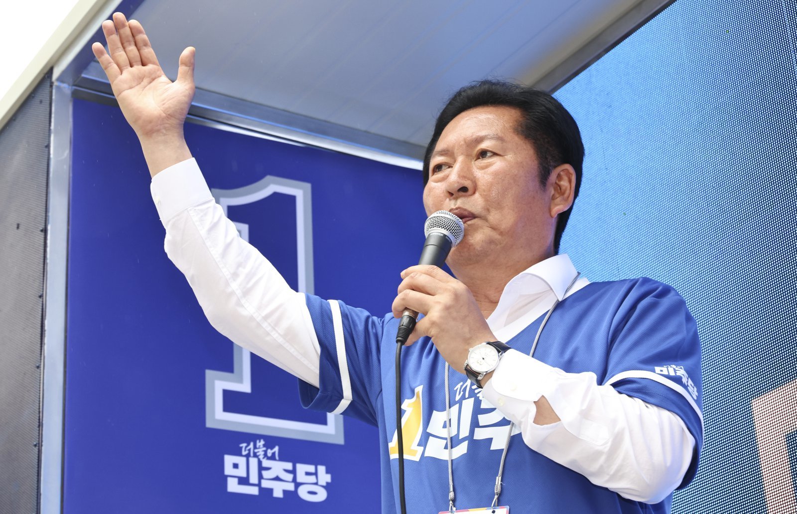 정청래(왼쪽) 더불어민주당 대표와 허태정 대전시장 후보자가 21일 오후 대전 중구 으느정이 문화의거리에서 선거 유세를 하고 있다. 2026.05.21 [대전=뉴시스]