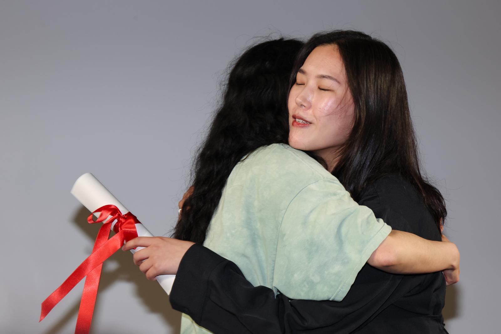 제79회 칸 국제영화제 학생 영화 부문인 라 시네프 섹션 진출작 ‘사일런트 보이시스’의 나딘 미송 진 감독이 21일(현지시간) 프랑스 남부 소도시 칸 팔레 데 페스티발 부뉴엘관에서 열린 라 시네프 시상식에서 2등상을 받은 뒤 시상자로 나선 한국계 프랑스 배우 박지민 심사위원과 포옹하고 있다. 2026.5.22 ⓒ 뉴스1