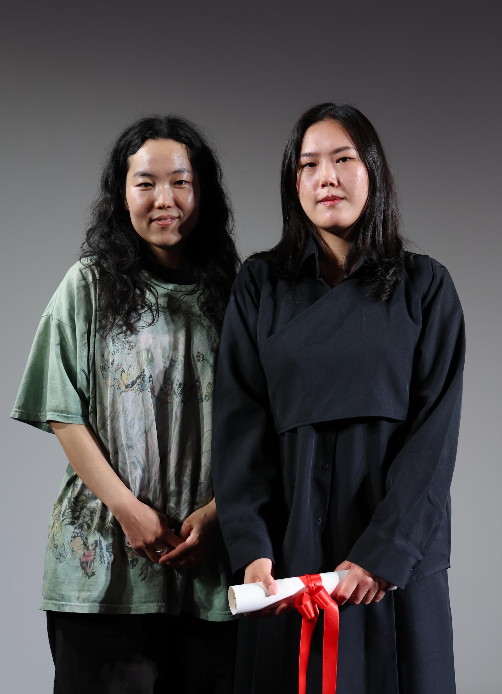 제79회 칸 국제영화제 학생 영화 부문인 라 시네프 섹션 진출작 ‘사일런트 보이시스’의 나딘 미송 진 감독이 21일(현지시간) 프랑스 남부 소도시 칸 팔레 데 페스티발 부뉴엘관에서 열린 라 시네프 시상식에서 2등상을 받은 뒤 시상자로 나선 한국계 프랑스 배우 박지민 심사위원과 기념 촬영을 하고 있다. 2026.5.22 ⓒ 뉴스1