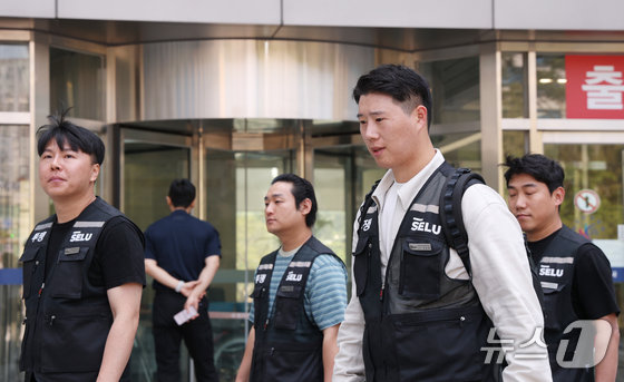 최승호 초기업노조 삼성전자지부 위원장이 13일 경기 수원시 영통구 수원지방법원에서 열린 삼성전자 노조 위법 쟁의행위 금지 가처분 신청 2차 심문을 마치고 나오고 있다. 2026.5.13. 뉴스1