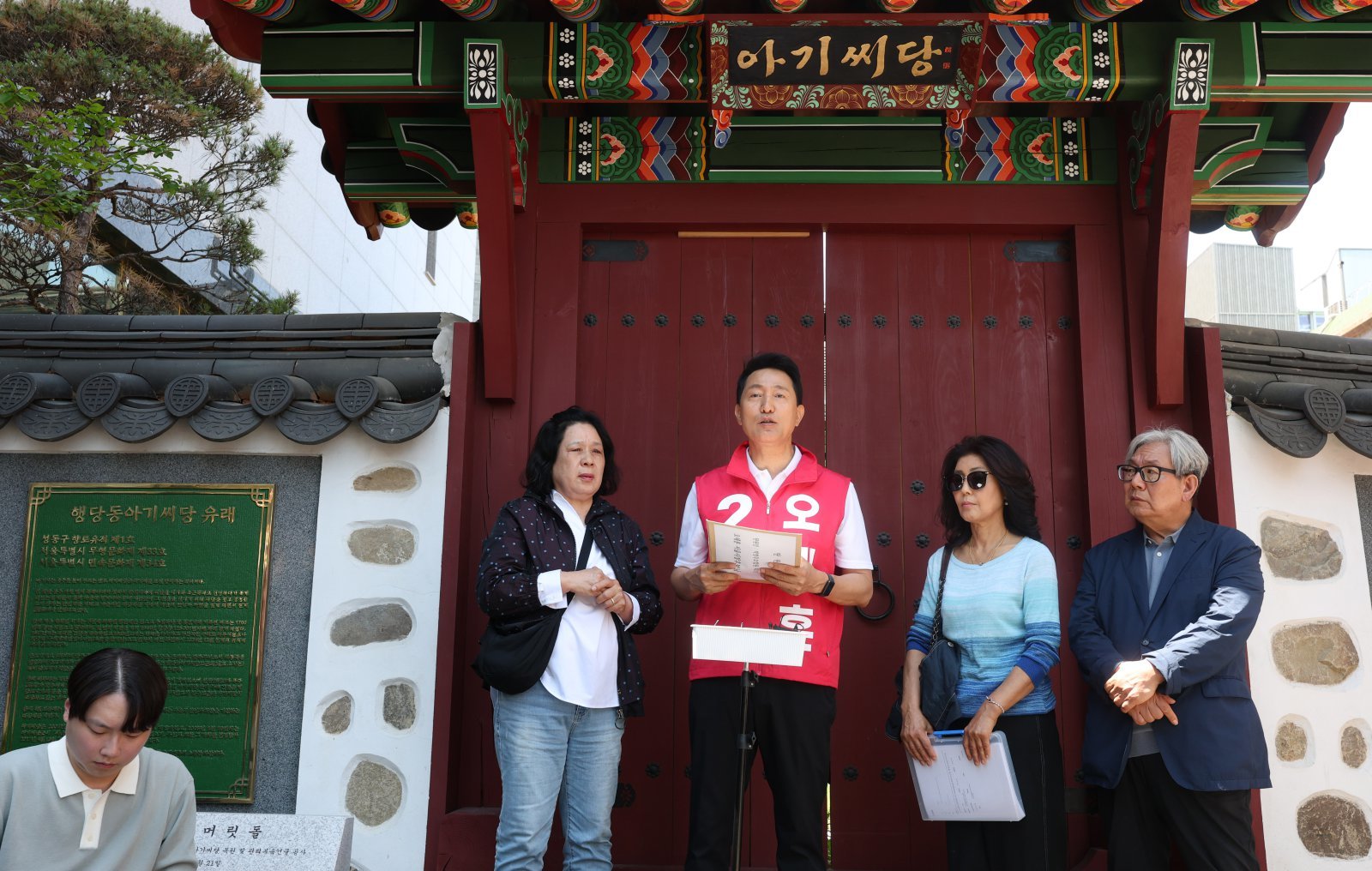 오세훈 국민의힘 서울시장 후보가 22일 서울 성동구 행당동 아기씨당 앞에서 행당 7구역 아기씨굿당 피해주민 현장간담회를 열고 관련 입장을 밝히고 있다. 2026.05.22 뉴시스