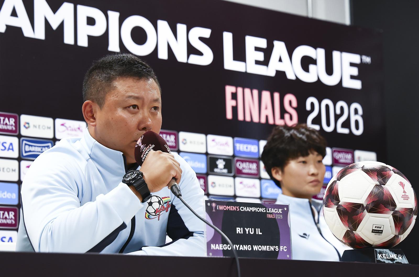 리유일 내고향여자축구단 감독(왼쪽)이 22일 수원종합운동장에서 열린 2025~2026시즌 아시아축구연맹(AFC) 여자 챔피언스리그 결승전 공식 기자회견에서 취재진 질문에 답변하고 있다. 수원=뉴시스