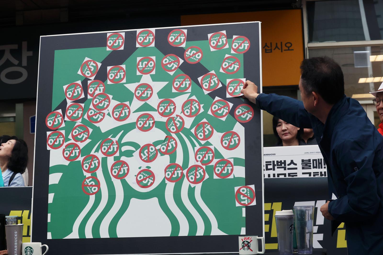 오월을 사랑하는 모임 등 광주시민단체 들이 21일 오후 광주 서구 광천동 이마트 광주점 앞에서 스타벅스의 ‘5·18 탱크데이’ 마케팅을 규탄하는 기자회견을 열고 스타벅스 OUT 스티커를 붙이고 있다. 2026.5.21 ⓒ 뉴스1