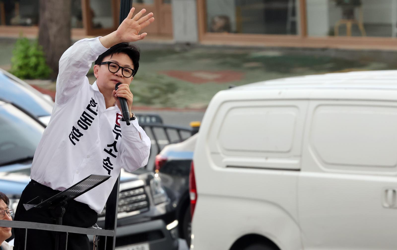 한동훈 부산 북구갑 국회의원 보궐선거 무소속 후보가 22일 오전 부산 북구 구남교차로에서 출근길 시민들에게 인사하며 지지를 호소하고 있다. 2026.05.22. [부산=뉴시스]