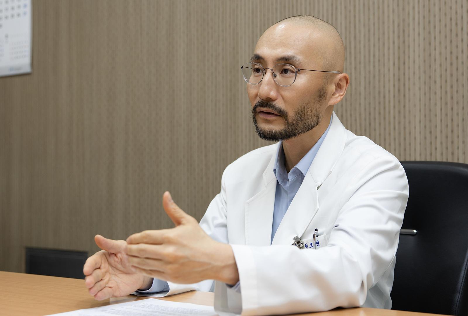 유럽심장학회, 미국심장학회 등이 최근 2년 새 심뇌혈관질환 예방을 위한 혈압과 콜레스테롤 관리 지침을 잇달아 개정했다. 원호연 중앙대병원 순환기내과 교수는 “더 일찍, 더 적극적으로 치료를 하라는 게 핵심”이라고 강조했다. 원 교수는 심뇌혈관 질환 예방을 생활 수칙을 평소에 지켜 달라고 당부했다. 중앙대병원 제공