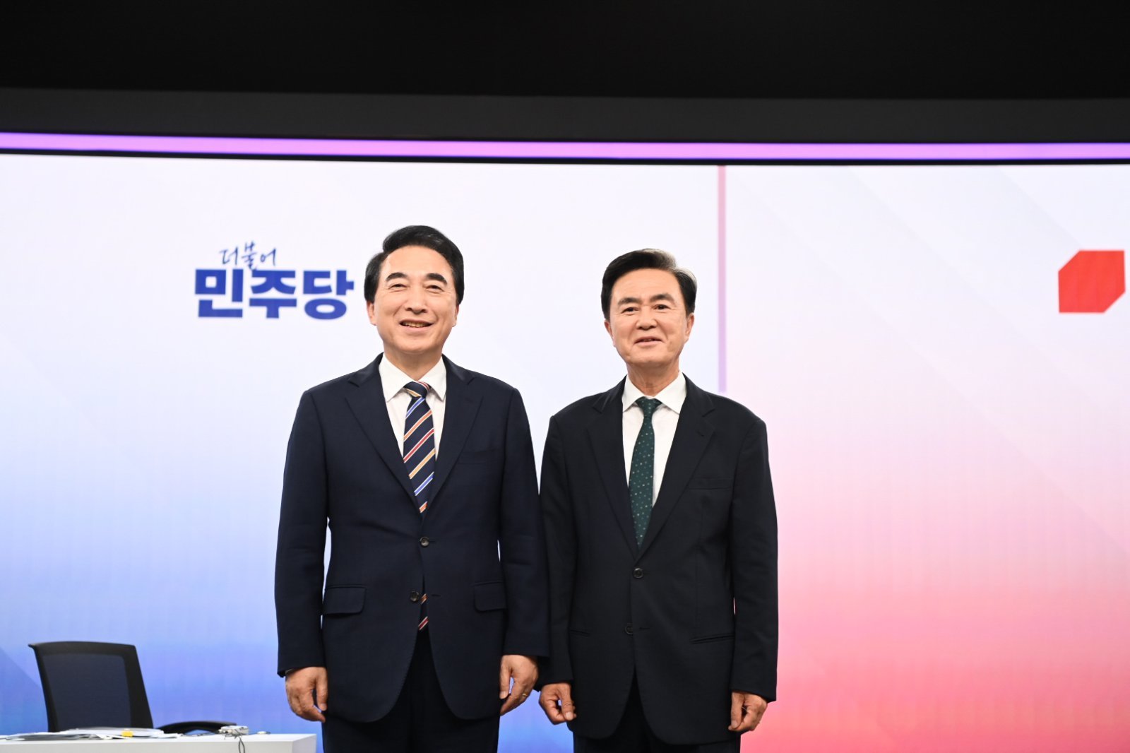 박수현 더불어민주당 후보(왼쪽)와 김태흠 후보가 대전MBC 후보 토론에 앞서 기념촬영을 하고 있다. 뉴스1