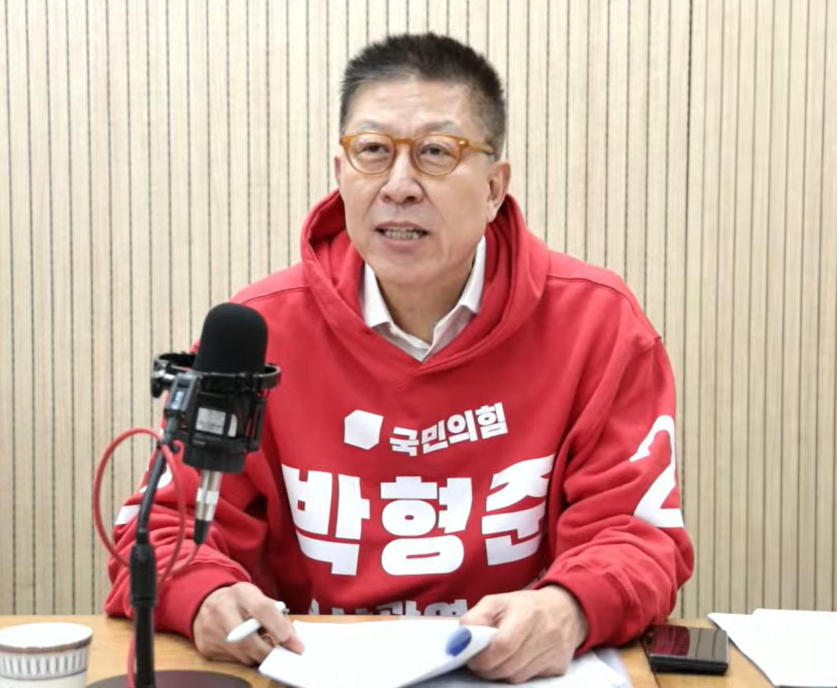 22일 열린 부산CBS 초청 부산시장 후보 토론회에서 국민의힘 박형준 후보가 발언하고 있다. 두 후보는 이날 토론회에서 부산에 대한 비전, 공공기관 이전 등을 두고 난타전을 벌였다. 부산CBS 유튜브 캡처