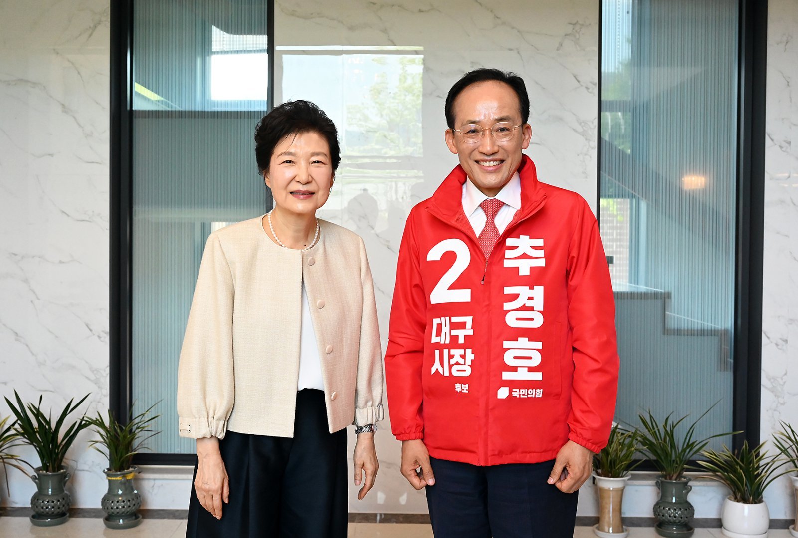 국민의힘 추경호 대구시장 후보가 4일 오후 대구 달성군 박근혜 전 대통령 사저를 찾아 박 전 대통령과 기념촬영을 하고 있다. (추경호 캠프 제공. 재판매 및 DB 금지) 2026.5.4 뉴스1