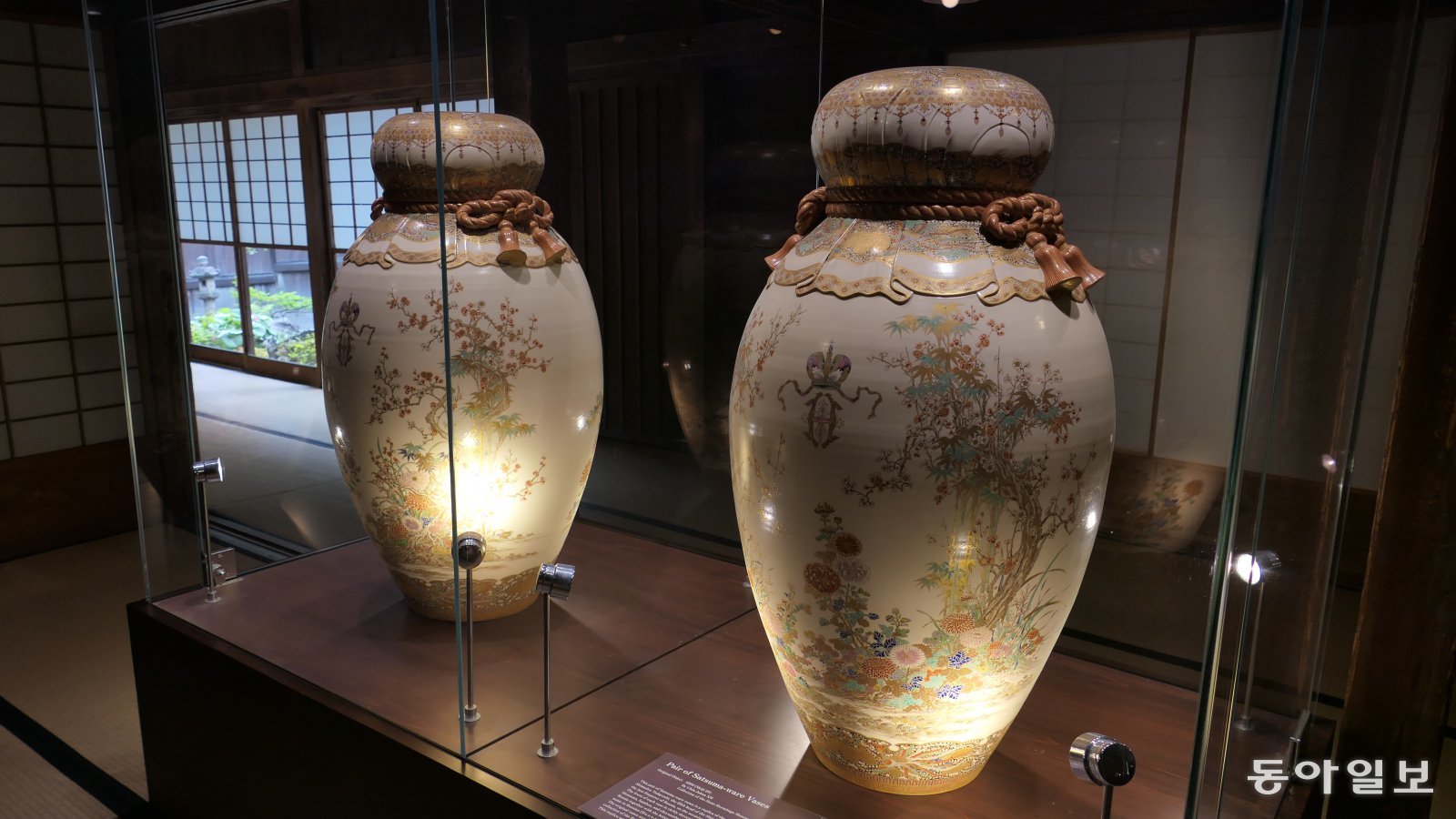 센간엔 저택에 전시된 12대 심수관이 만든 항아리. 1896년 러시아 황제 니콜라이 2세 대관식을 위해 제작한 것의 복제품이다.