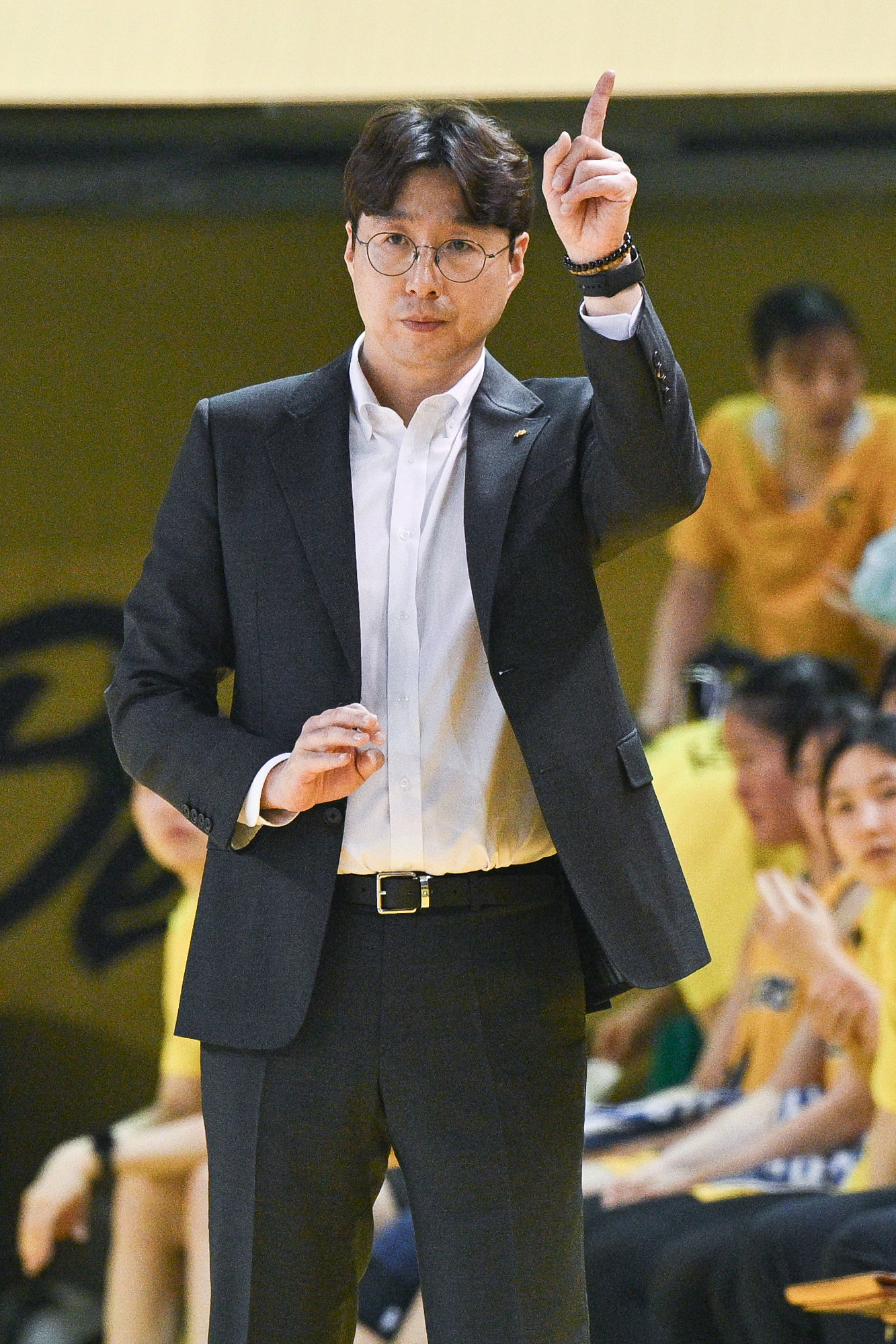 감독이 되고 비로소 코트의 주인공이 된 남자프로농구(KBL) 소노 손창환 감독(위 사진)과 여자프로농구(WKBL) KB스타즈 김완수 감독. KBL/ WKBL 제공