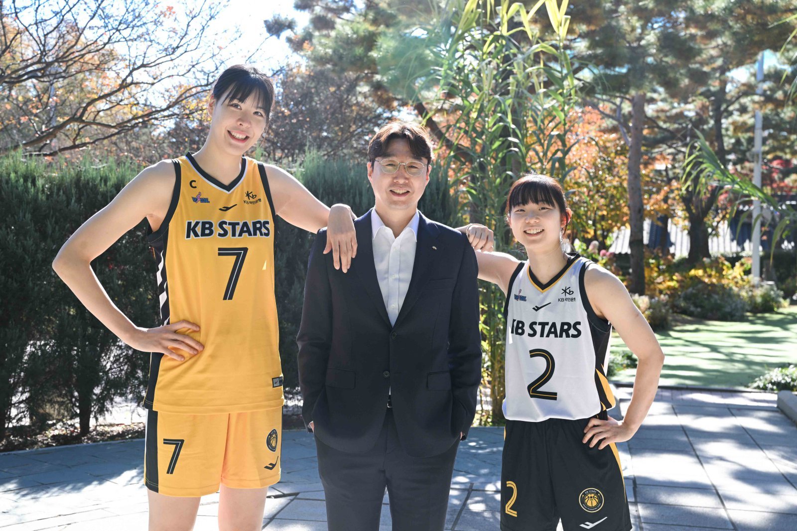 KB스타즈 핵심 선수 박지수(왼쪽) 허예은(오른쪽)과 함께한 김완수 감독. WKBL 제공