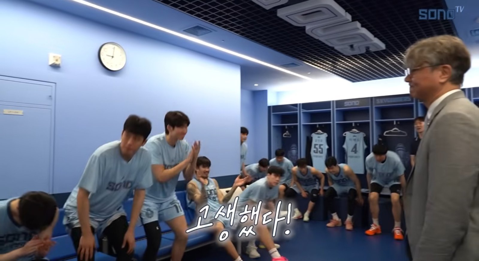 이달 13일 손창환 소노 감독이 2025~2026시즌 KBL 챔피언 결정전에서 KCC에 패해 준우승에 머문 뒤 라커룸에서 선수들에게 한 시즌 힘들게 버텨줘서 고맙다고 말하고 있다. 소노TV 캡처