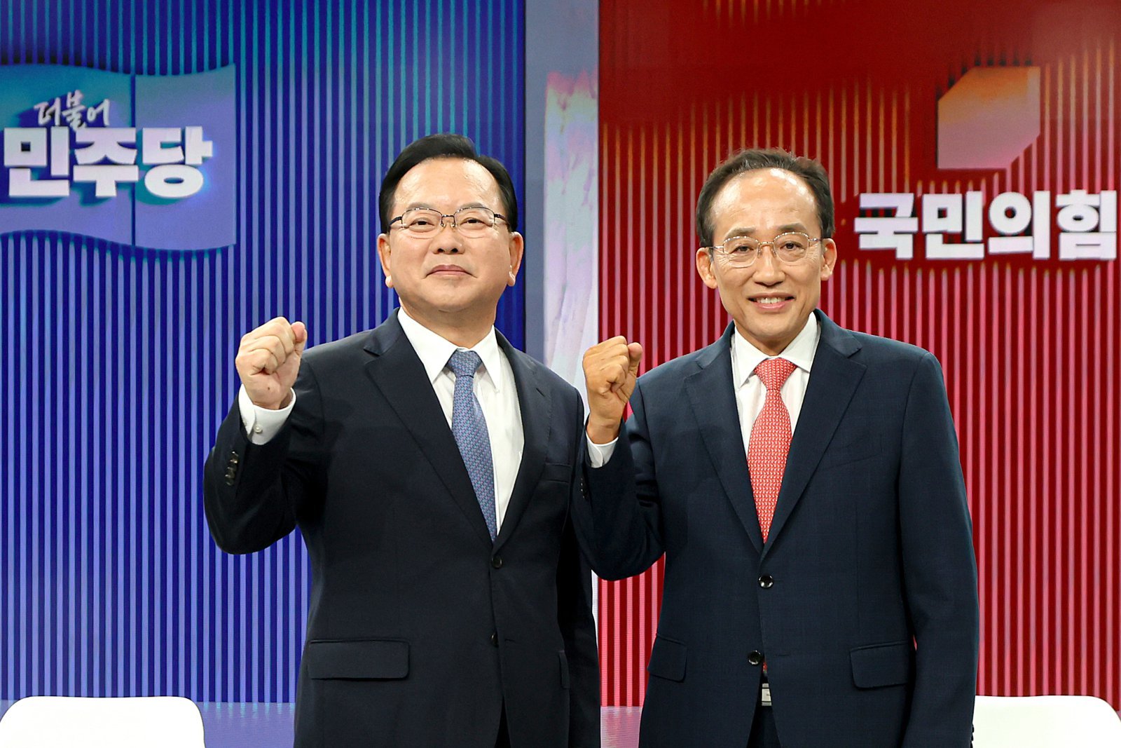 김부겸 더불어민주당 대구시장 후보(왼쪽)와 추경호 국민의힘 대구시장 후보가 22일 오후 대구 수성구 TBC(대구방송)에서 열린 ‘제9회 전국동시지방선거 대구시장 후보자 초청 토론회’에 참석해 본격적인 토론에 앞서 기념촬영을 하고 있다. 2026.5.22 뉴스1