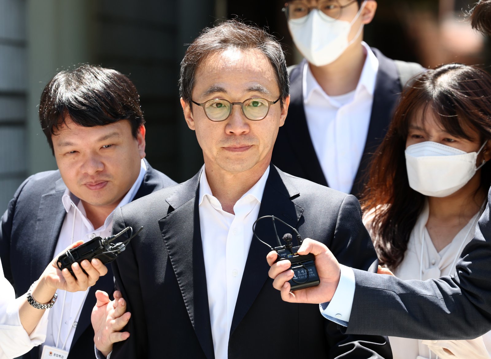 윤석열 정부의 대통령 관저 이전 과정에서 예산을 불법 전용한 의혹과 관련해 직권남용 혐의를 받는 김오진 전 대통령실 관리비서관이 22일 서울 서초구 서울중앙지방법원에서 열린 구속 전 피의자 심문(영장실질심사)을 마치고 법정을 나서고 있다. 2026.5.22 뉴스1