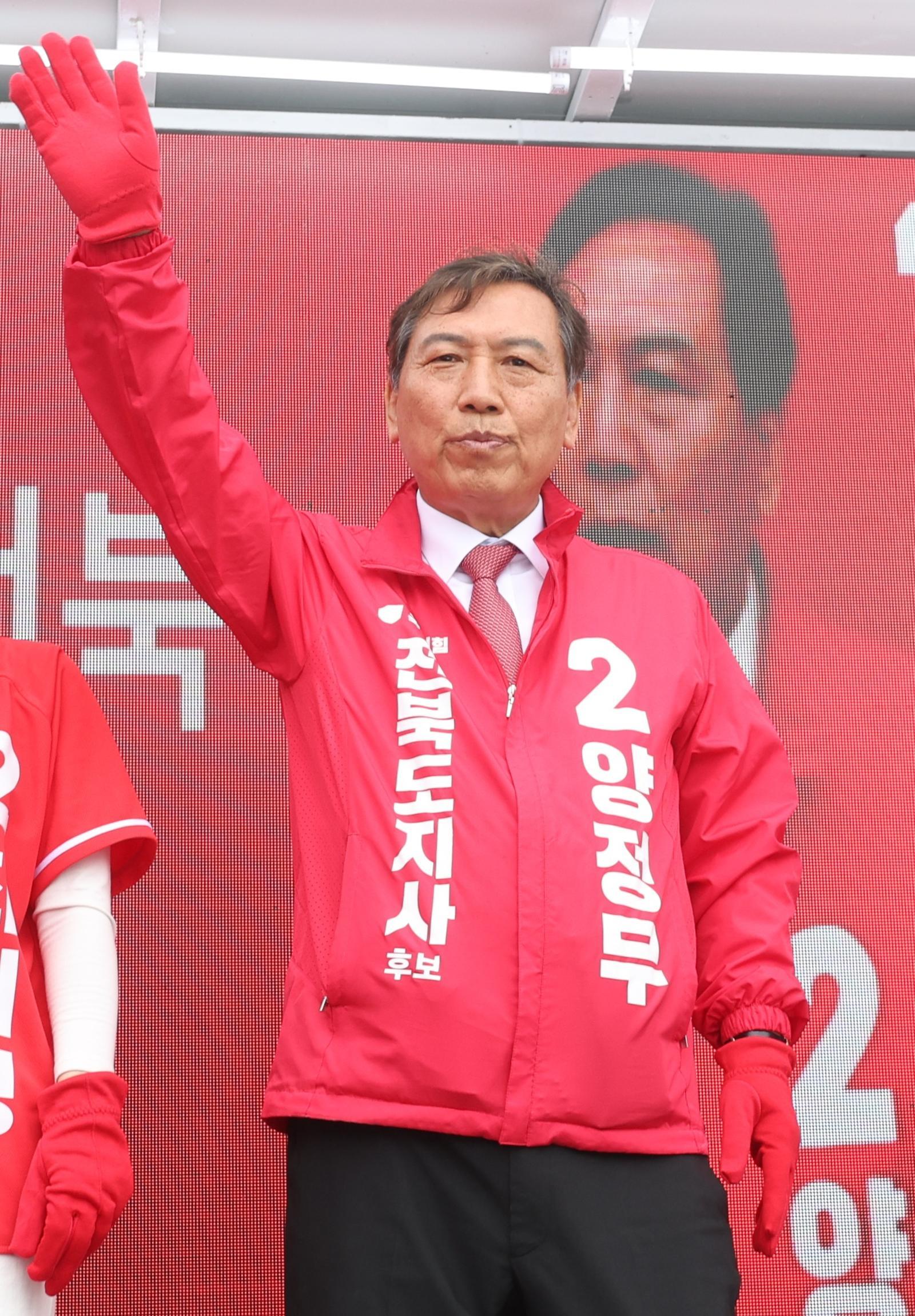 양정무 국민의힘 전북도지사 후보가 제9회 전국동시지방선거 공식 선거운동 첫날인 21일 전북 전주시 운동장네거리에서 출근길 시민들에게 지지를 호소하며 인사를 하고 있다. 2026.5.21 전주=뉴스1