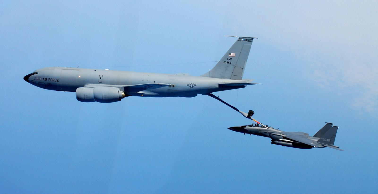 맥스선더 훈련에 참가하고 있는 한국 공군의 F-15K 전투기가 공중급유훈련 때 미 공군의 KC-135 공중급유기로부터 급유를 받고 있다. (사진=공군본부 제공)