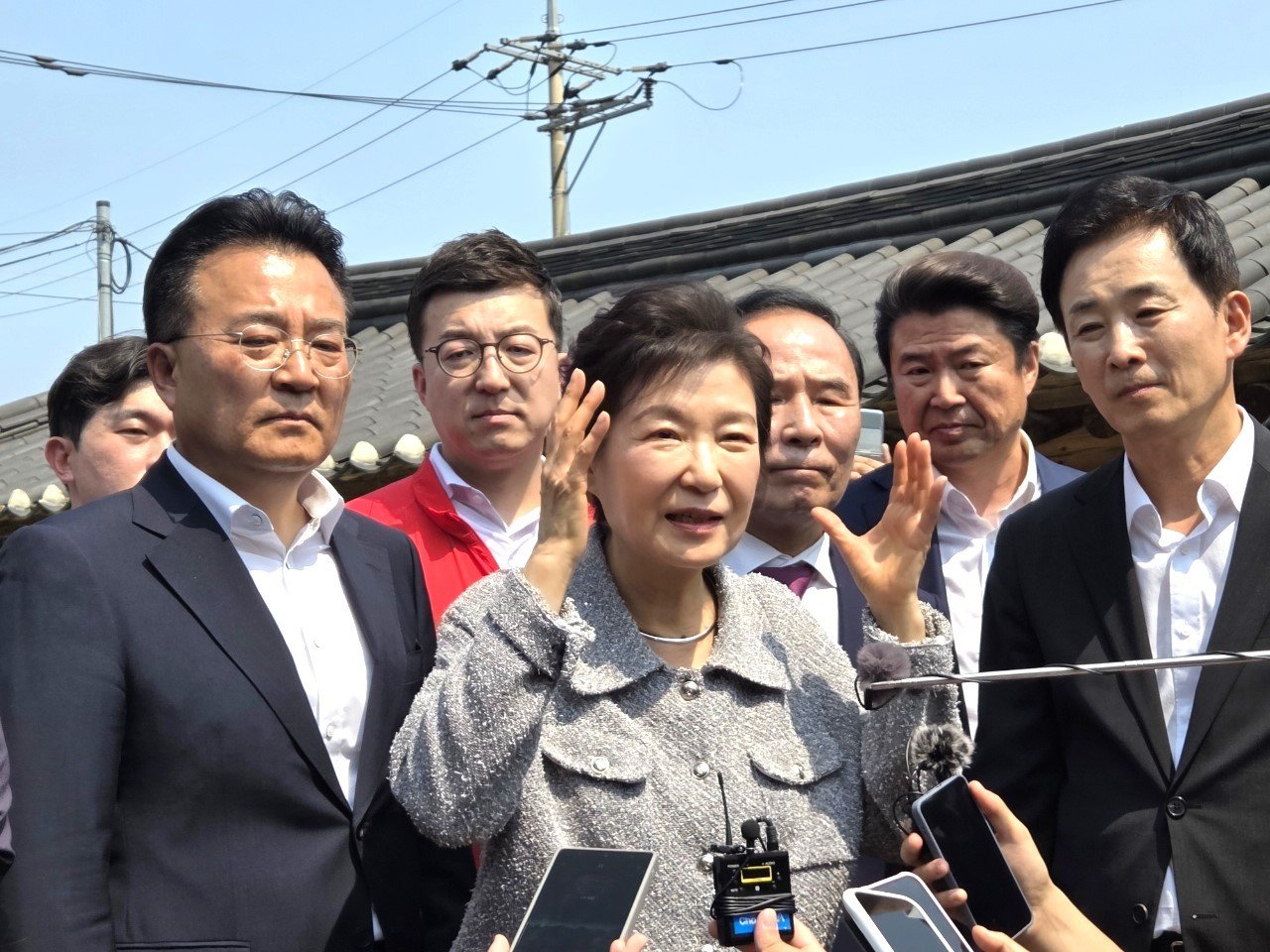 지난해 5월 충북 옥천의 고 육영수 여사 생가를 방문한 박근혜 전 대통령이 기자들의 질문에 답변하고 있다.  /뉴스1
