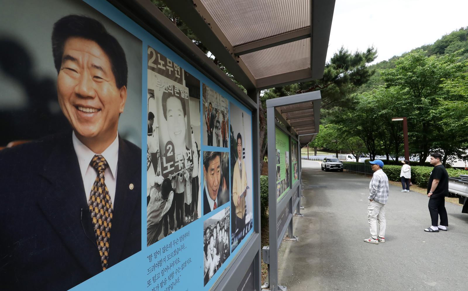 고(故) 노무현 전 대통령 서거 17주기 추도식을 하루 앞둔 지난 22일 오후 경남 김해 봉하마을에 시민들의 발길이 이어지고 있다. 2026.5.22 ⓒ 뉴스1