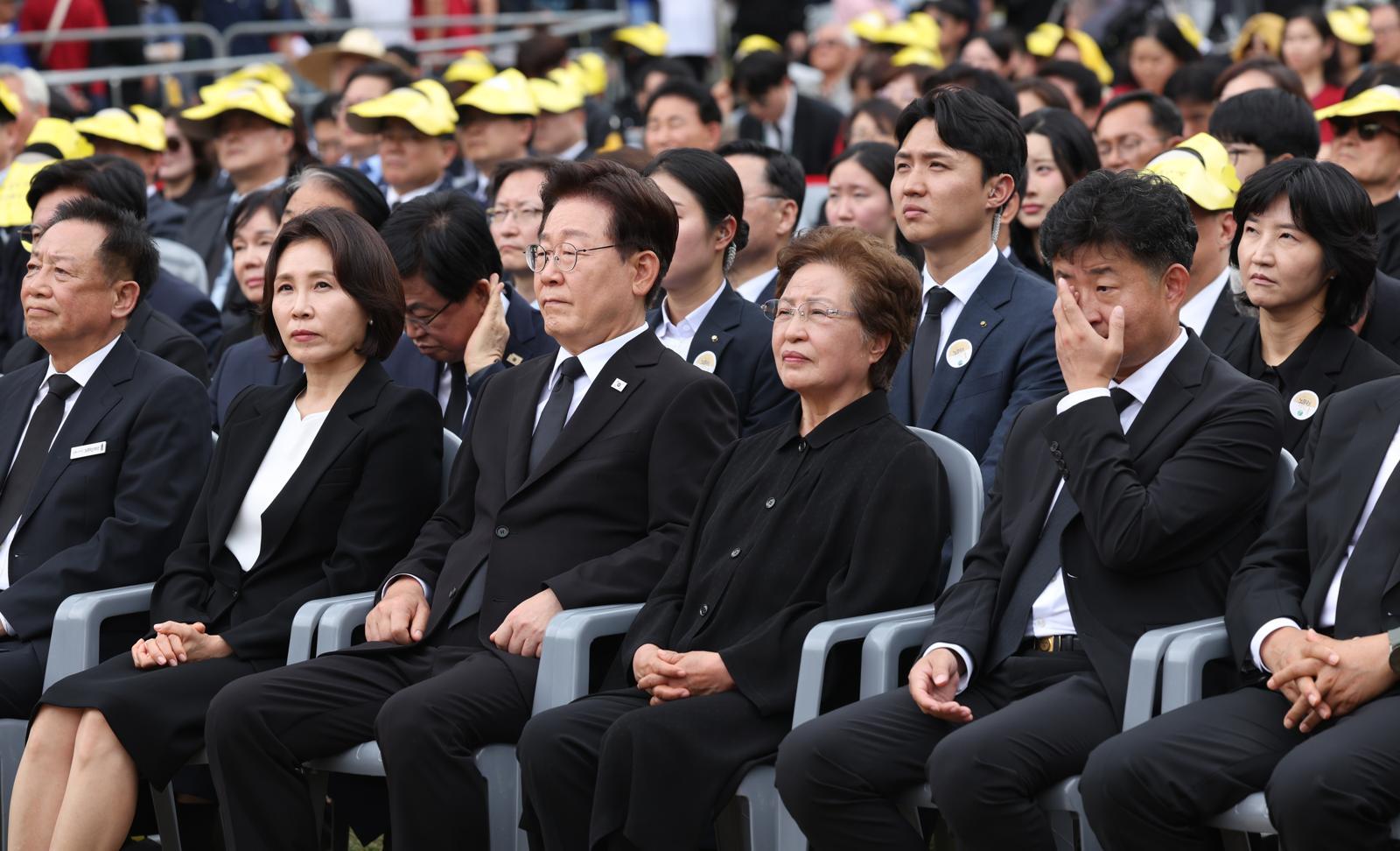 이재명 대통령과 김혜경 여사가 23일 경남 김해 봉하마을에서 열린 고 노무현 전 대통령 서거 17주기 추도식에 참석하고 있다. 2026.05.23. 뉴시스