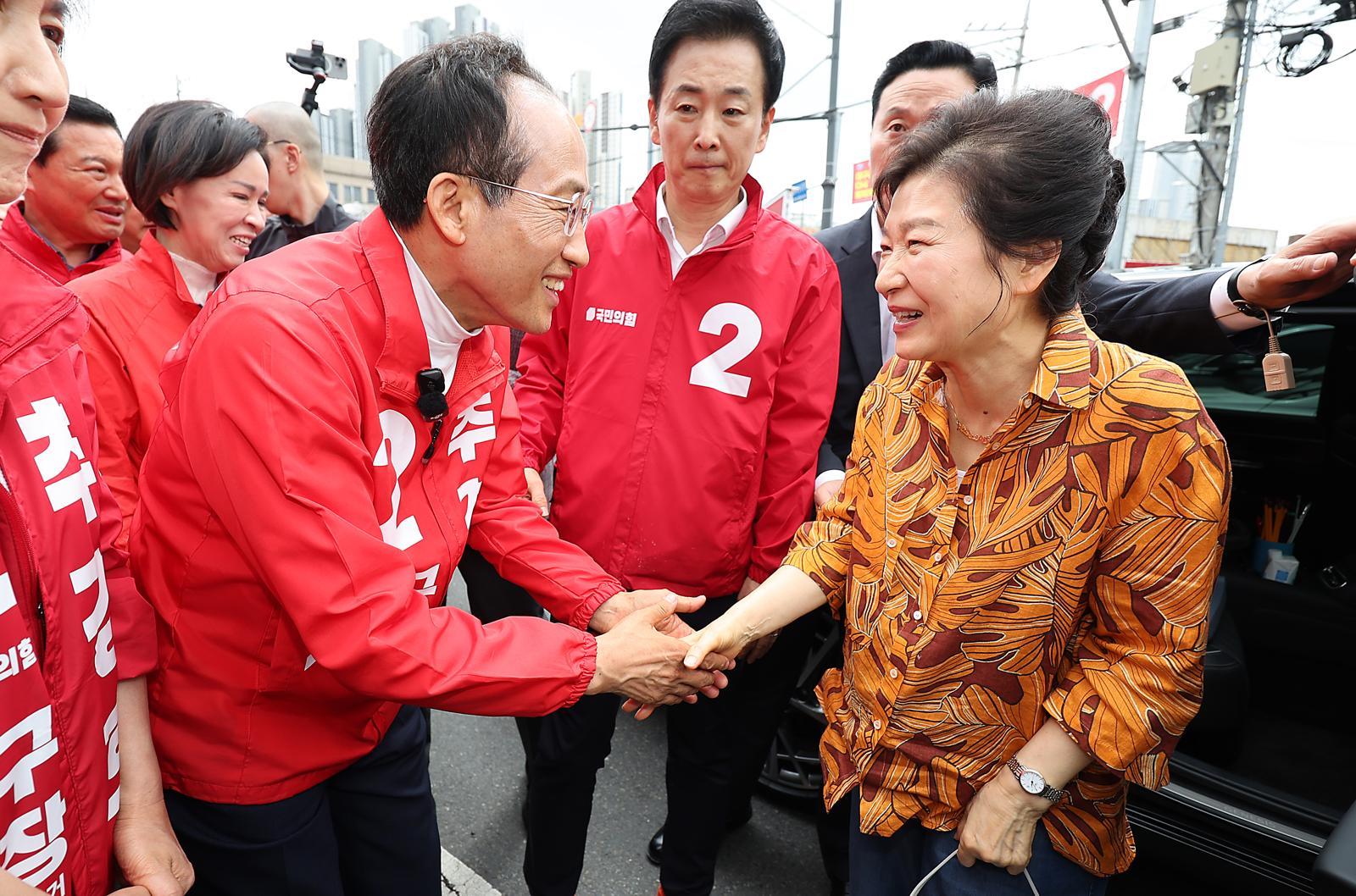 박근혜 전 대통령이 23일 대구 북구 칠성시장에 도착해 추경호 국민의힘 대구시장 후보와 악수하고 있다. 2026.05.23. 뉴시스