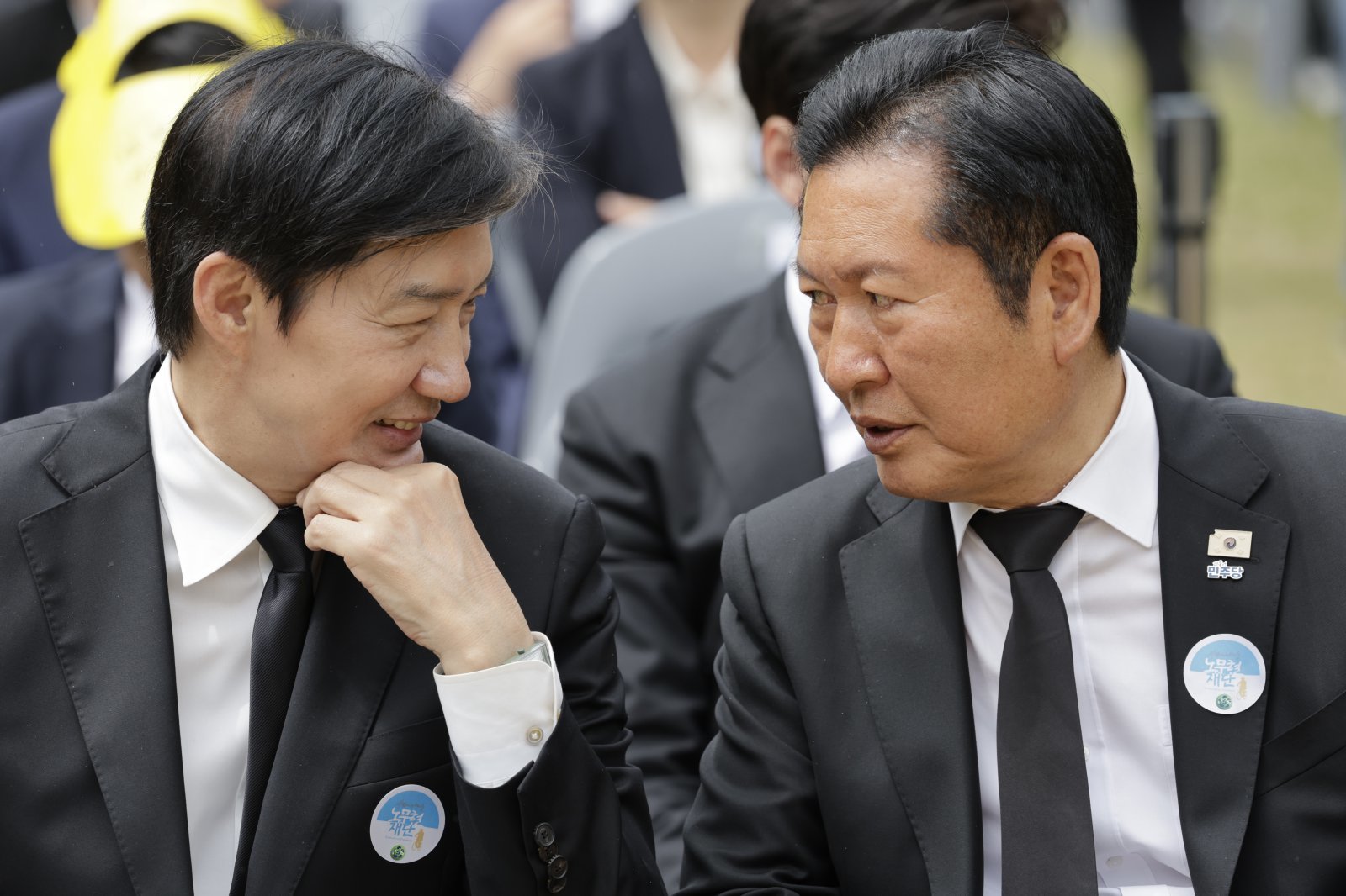 정청래(오른쪽) 더불어민주당 대표와 조국 조국혁신당 대표가 23일 경남 김해시 봉하마을에서 열린 노무현 전 대통령 서거 17주기 추도식에 참석해 이야기를 나누고 있다. 2026.05.23. 뉴시스
