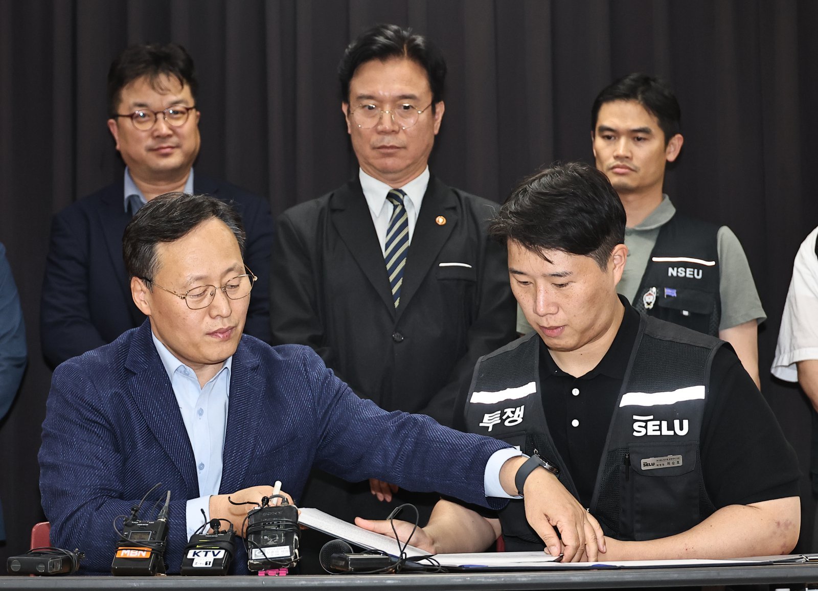 20일 경기 수원시 장안구 경기고용노동청에서 열린 삼성전자 임금협상을 마친 후 여명구 삼성전자 DS(디바이스솔루션·반도체 사업 담당) 피플팀장과 최승호 삼성그룹 초기업노동조합 삼성전자지부 위원장이 잠정 합의안에 서명을 하고 있다. (공동취재) 2026.5.20 뉴스1