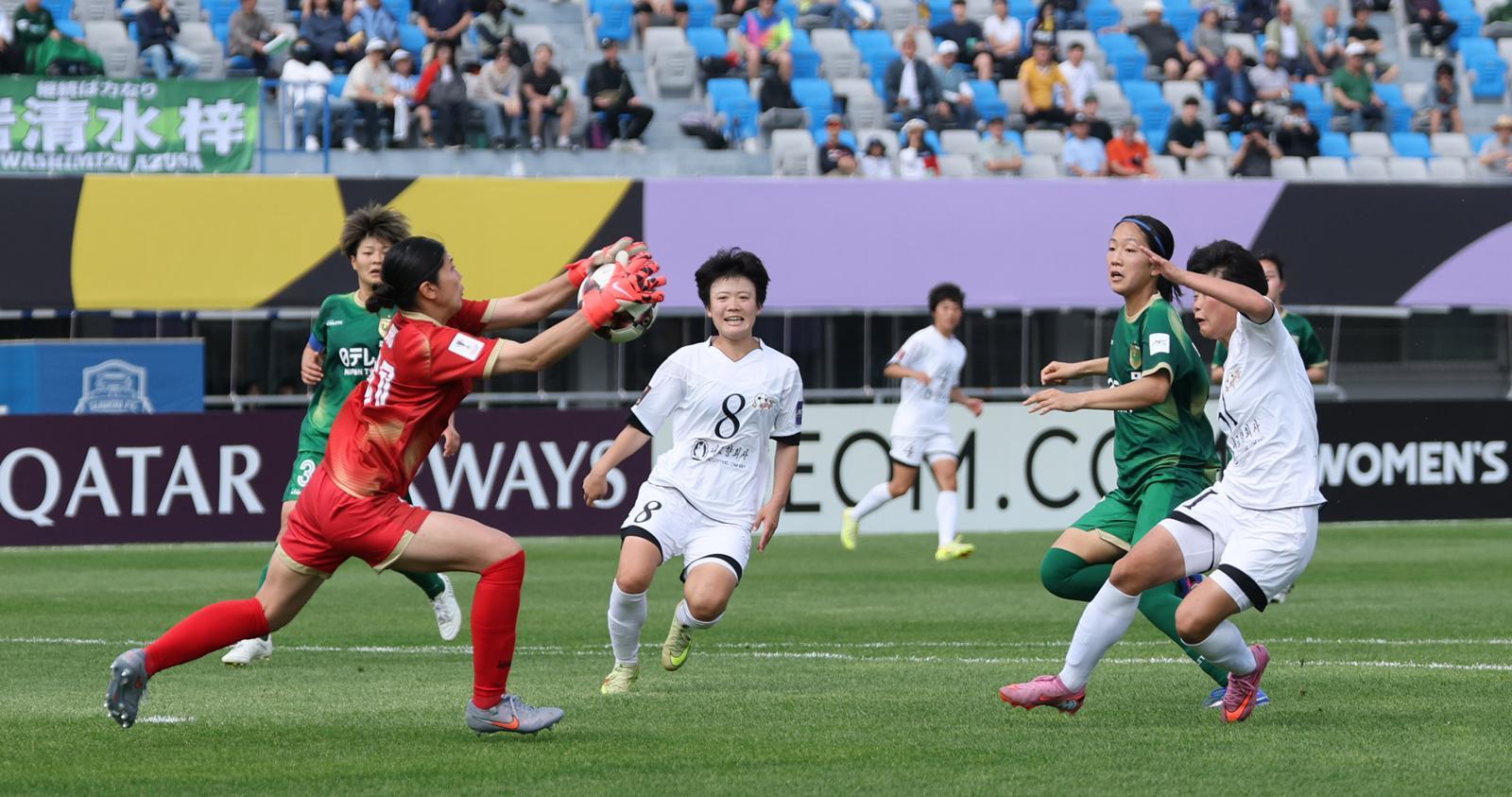 23일 오후 경기 수원시 수원종합운동장에서 열린 2025-2026 아시아축구연맹(AFC) 여자 챔피언스리그(AWCL) 결승 북한 내고향여자축구단과 도쿄 베르디의 경기에서 도쿄 베르디 타마미 아소가 공을 잡아내고 있다. 2026.5.23 뉴스1