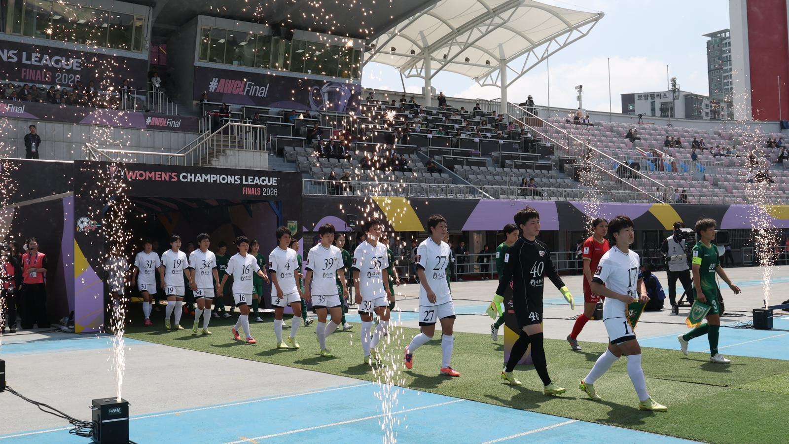 23일 오후 경기 수원시 수원종합운동장에서 열린 2025-2026 아시아축구연맹(AFC) 여자 챔피언스리그(AWCL) 결승 북한 내고향여자축구단과 도쿄 베르디의 경기에서 양팀 선수들이 피치로 나오고 있다. 2026.5.23 뉴스1