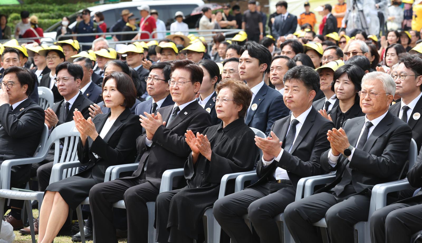 이재명 대통령과 김혜경 여사, 권양숙 여사, 문재인 전 대통령이 23일 경남 김해시 봉하마을에서 열린 노무현 전 대통령 서거 17주기 추도식에서 박수를 치고 있다. (청와대통신사진기자단) 2026.5.23 뉴스1