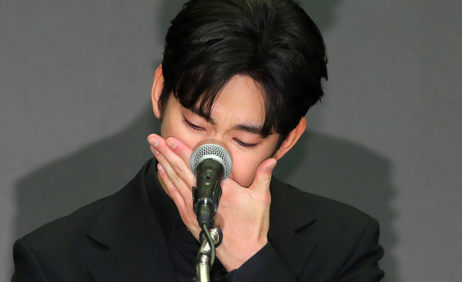 배우 김수현이 31일 오후 서울 마포구 스탠포드호텔에서 기자회견을 열고 자신을 둘러싼 의혹에 대해 입장을 밝히고 있다. 2025.03.31 뉴시스