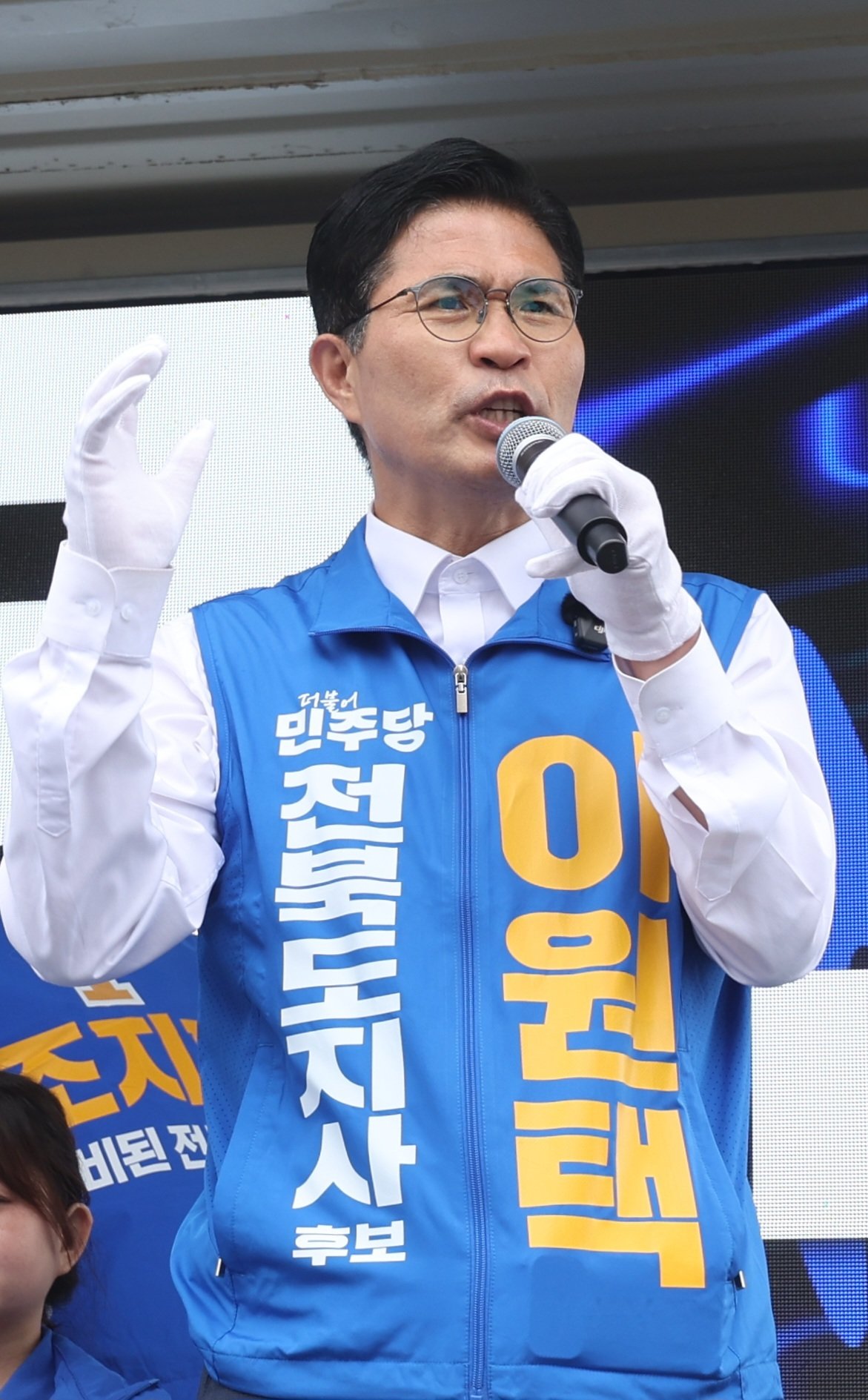 이원택 더불어민주당 전북도지사 후보가 21일 전북 전주시 전북도청사거리에서 열린 더불어민주당 전북도당 유세단 출정식에서 시민들에게 지지를 호소하고 있다. 2026.5.21 뉴스1