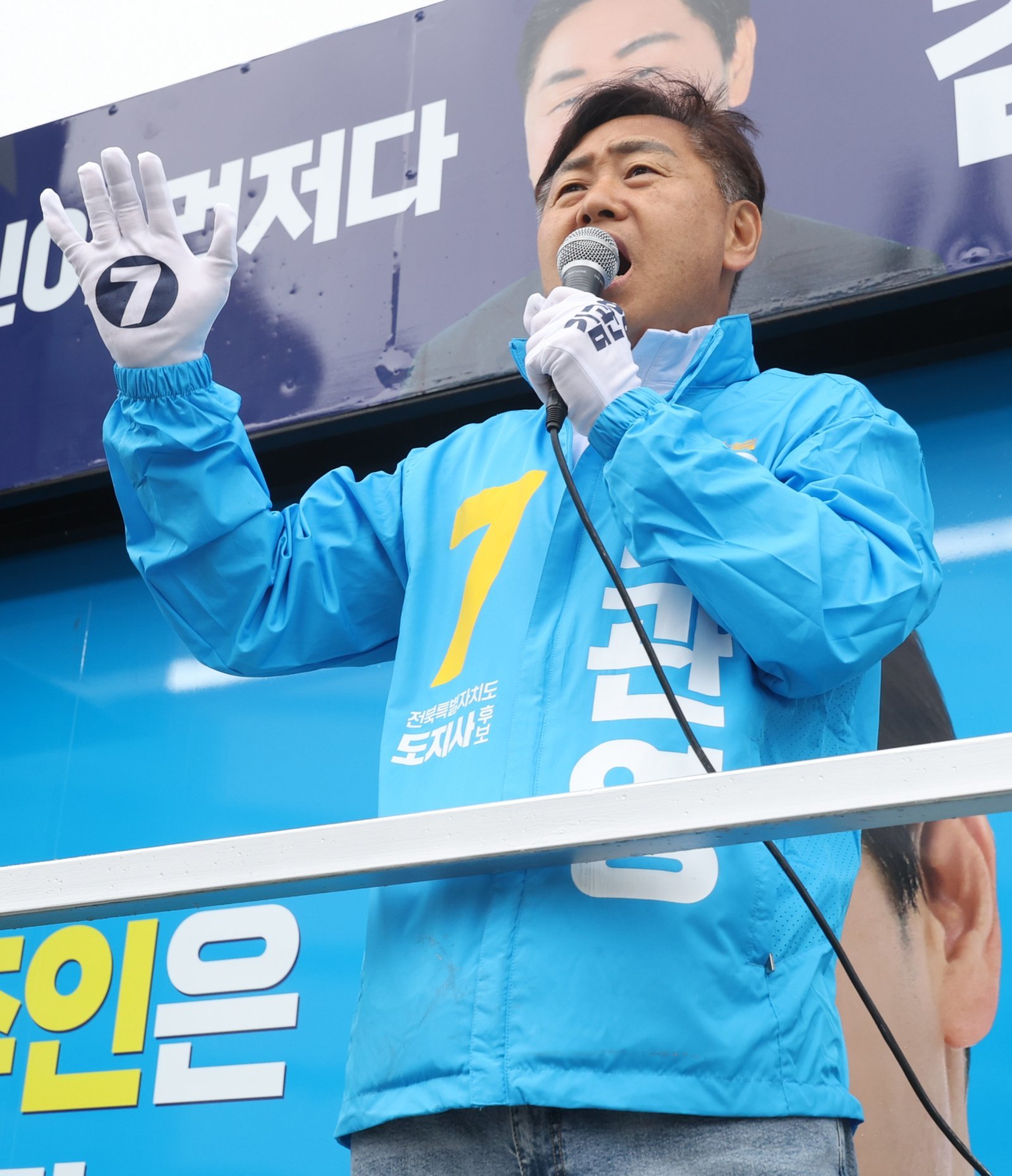김관영 무소속 전북도지사 후보가 제9회 전국동시지방선거 공식 선거운동 첫날인 21일 전북 전주시 백제대로에서 출근길 시민들에게 지지를 호소하며 인사를 하고 있다. 2026.5.21 뉴스1
