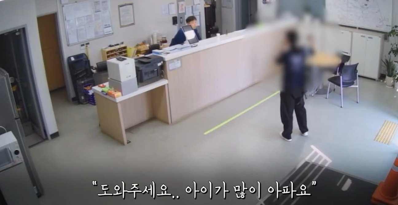 A 씨가 평택경찰서 진위파출소를 찾아 도움을 요청하는 모습. (경찰청 유튜브 갈무리. 재판매 및 DB 금지) 2026.5.23/뉴스1