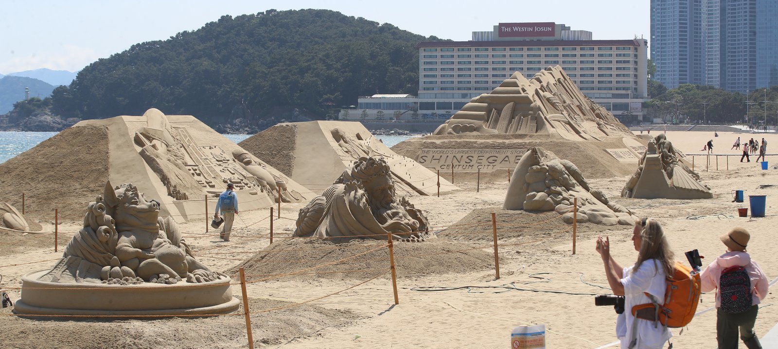 해운대 모래축제 ‘바다의 어머니들’ 훼손…70대 남성 경찰 조사
