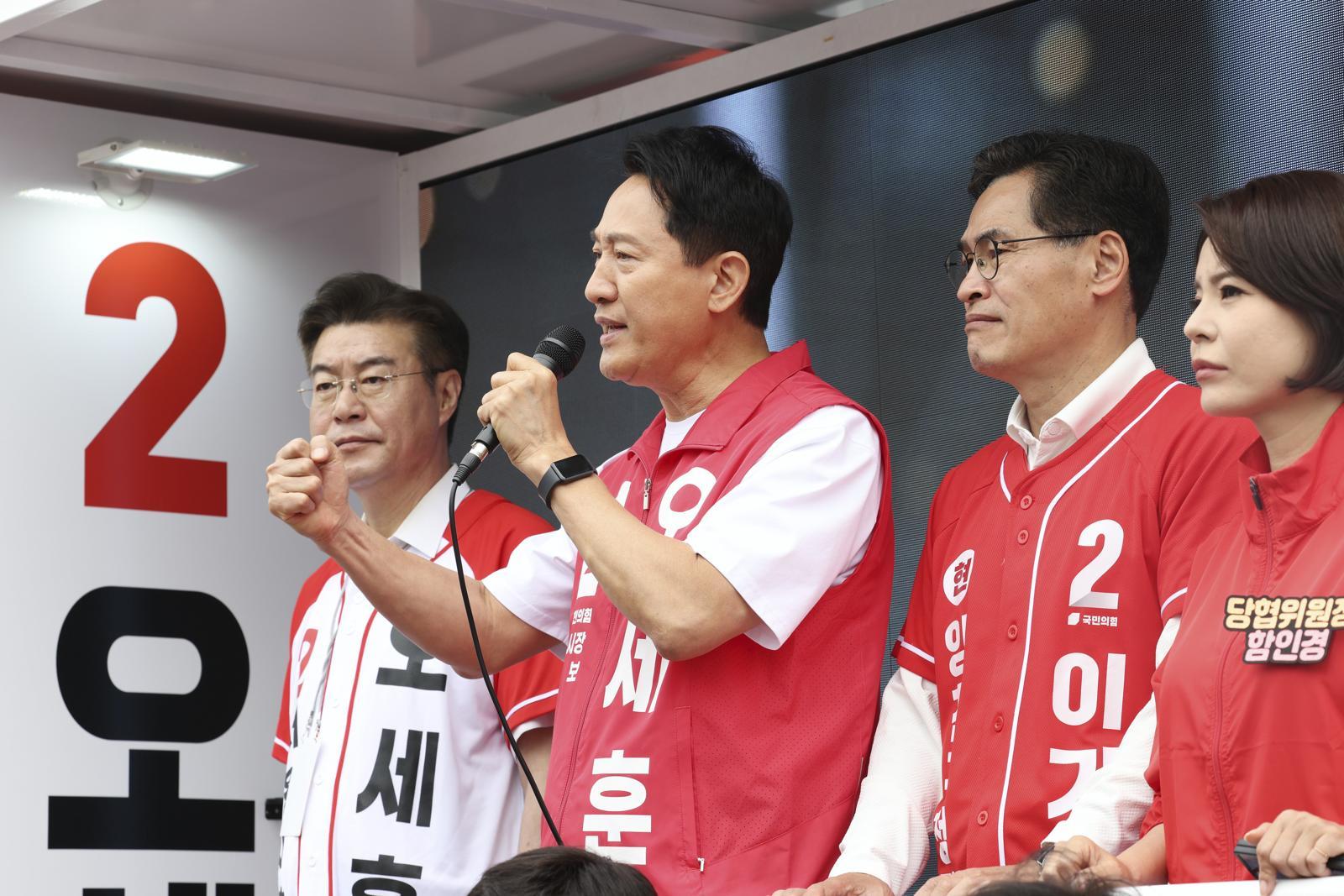 오세훈 국민의힘 서울시장 후보가 23일 서울 양천구 신정네거리역에서 유세하고 있다. (사진=오세훈 서울시장 후보 캠프 제공) 2026.05.23 뉴시스